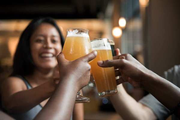 Comment organiser un événement de dégustation de bières artisanales locales dans un pub?